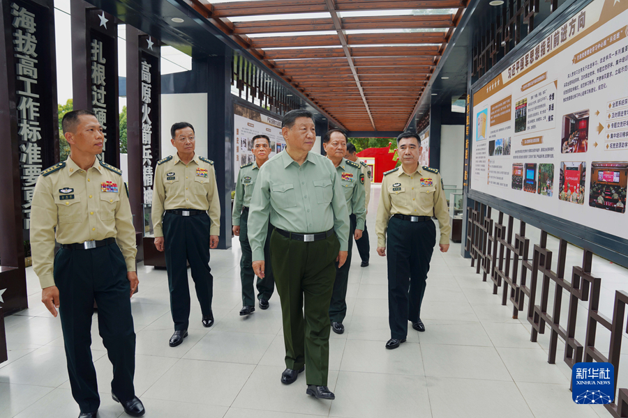 习近平在视察火箭军某旅时强调 坚持政治引领 强化使命担当 埋头苦干实干 提升战略导弹部队威慑和实战能力(图1)
