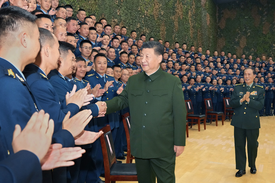 习近平在视察空降兵军时强调 全面加强练兵备战 提高空降作战能力 努力建设一支强大的现代化空降兵部队(图1)