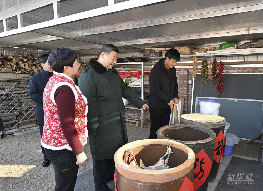 习近平在辽宁葫芦岛市看望慰问受灾群众(图1)