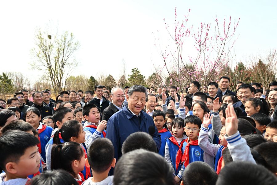 习近平：汇聚共建美丽中国磅礴力量 让祖国大地更加绿意盎然生机勃发习近平在参加首都义务植树活动时强调 汇聚共建美丽中国磅礴力量 让祖国大地更加绿意盎然生机勃发 李强赵乐际王沪宁蔡奇丁薛祥李希韩正参加    4月3日，党和国家领导人习近平、李强、赵乐际、王沪宁、蔡奇、丁薛祥、李希、韩正等来到北京市丰台区永定河畔参加首都义务植树活动。这是习近平同大家一起植树。新华社记者 谢环驰 摄   新华社北京4月3(图4)