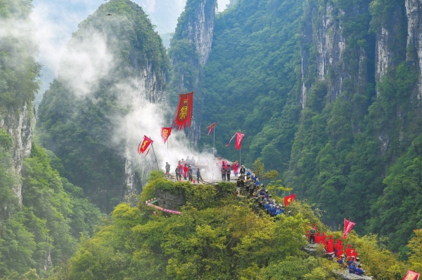 伍新福： 深潜苗疆撰史记(图2)