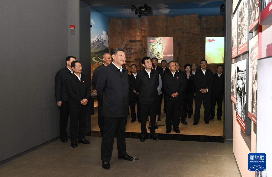 习近平参观新疆维吾尔自治区成立70周年主题成就展(图2)