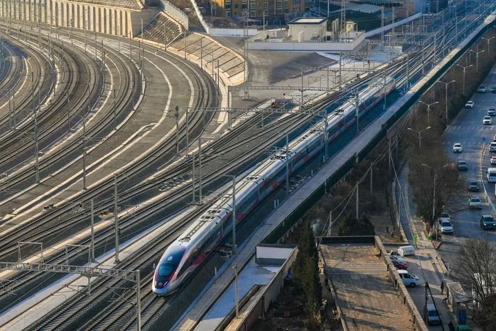新华社北京3月2日电 《习近平总书记率领打赢脱贫攻坚战》一书近日由中共中央党校出版社出版，在全国发行。(图3)