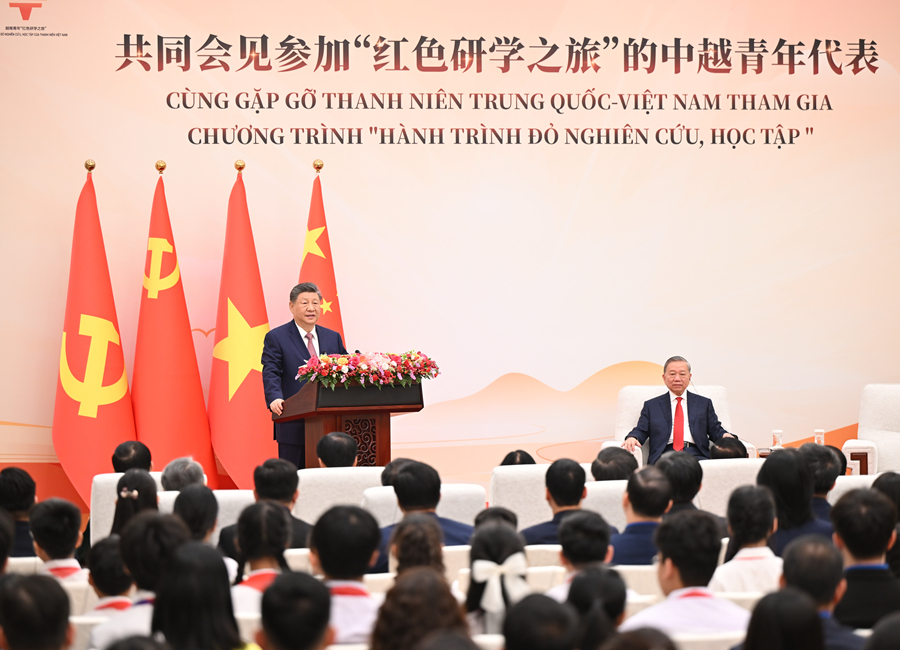 习近平同苏林共同会见中越青年代表(图1)