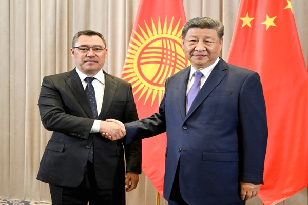 习近平会见吉尔吉斯斯坦总统扎帕罗夫
