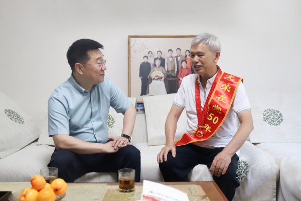 钟君走访慰问院（中心）光荣在党五十年老党员