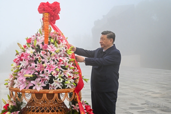 习近平在山西阳泉市向抗战烈士敬献花篮并参观百团大战纪念馆