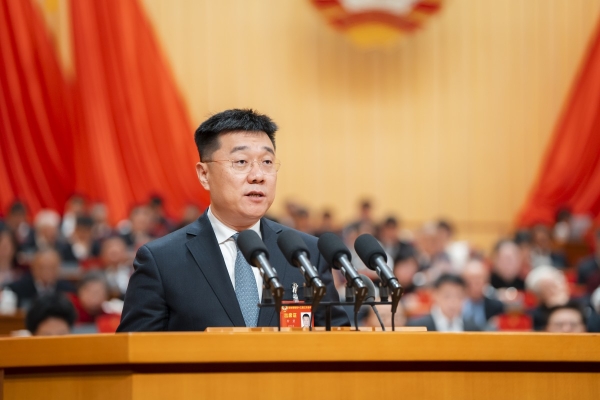 钟君在省政协十三届三次会议开幕会上作大会发言