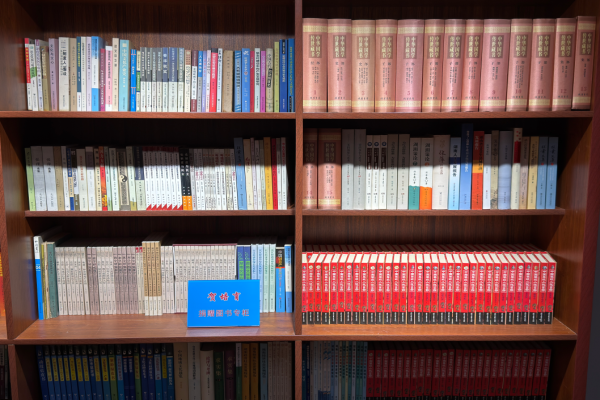 院（中心）原副院长（副主任）贺培育累计向我馆捐赠图书3500册