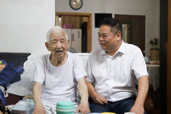 院（中心）领导走访慰问老党员困难党员