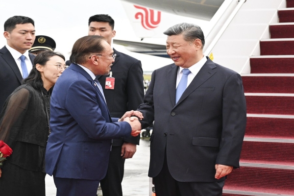 习近平抵达吉隆坡对马来西亚进行国事访问