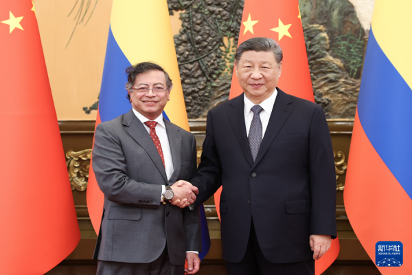 习近平会见哥伦比亚总统佩特罗
