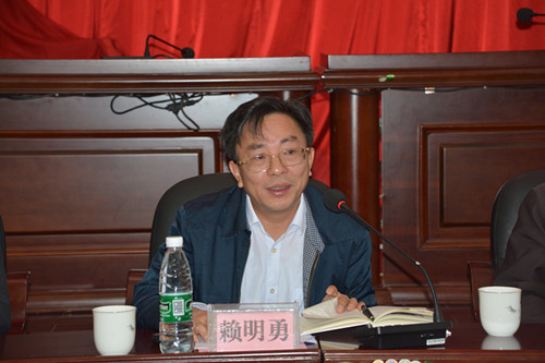 雷竞技官网网站登录举行《张萍自传》出版发布暨座谈会(图2)