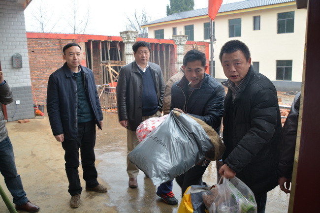 我院深入驻点帮扶村开展扶贫送温暖慰问活动(图2)